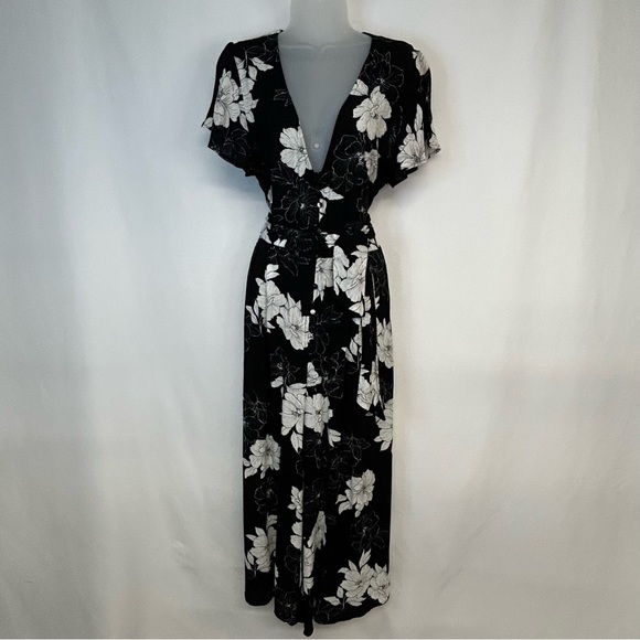 Lulus Pants - Lulus Wide Leg Jumpsuit Size M Floral Short Sleeve Stretch Buttons Pockets Black